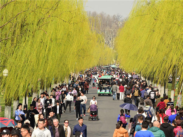 杭州：气温回升 西湖迎来众多游客