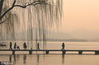2018年3月11日上午8时35分，杭城气温已攀升至10℃以上，下午最高气温普遍达21-25℃，较2018年3月10日上升3℃。杭州西湖边南风和煦、阳光明媚，明亮清新的春天，生机勃勃，昭示着春天的来临。当日，游客在西湖欣赏春意。