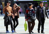 2018年3月12日，南京天气晴好，中午时分，气温达到23℃，街头出行的市民，穿羽绒服、棉服等冬装的，穿夹克、外套等春装的，更有的市民直接穿上了短袖T恤等夏装，一派春日街头的“乱穿衣”场景。
