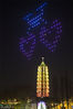 2018年3月13日，南京，一场无人机灯光秀在南京大报恩寺遗址公园上演，400架无人机通过灯光变化在空中展示出不同造型，为人们带来新奇的灯光盛宴。
