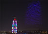 2018年3月13日，南京，一场无人机灯光秀在南京大报恩寺遗址公园上演，400架无人机通过灯光变化在空中展示出不同造型，为人们带来新奇的灯光盛宴。
