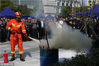 2018年03月13日，杭州市公安消防局联合各区市场监管局开展消防产品进社区宣传活动。合格的灭火器瞬间降服了火苗。