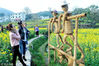 2018年3月15日，江西省婺源县溪头乡江岭村，独具农家文化的花田稻草人车水作品，吸引了生活在城市的游客的好奇心。