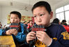 2018年3月15日，江苏扬州，小学生正在扬州市中小学素质教育实践基地吹奏自己手工制作的传统“排箫”。