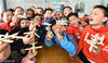 2018年3月15日，江苏扬州，一批小学生正在扬州市中小学素质教育实践基地展示自己手工制作的“飞机模型”作品。