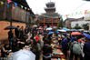2014年3月2日，游客在广西三江侗族自治县梅林乡梅林村鼓楼前品尝“百家宴”。