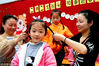 每年农历二月初二，传说是龙抬头的日子，它是中国的一个传统节日。各地会用各种不同的风俗来庆祝这一天。
图为2018年03月15日，苏州，几名美发师为虎丘中心幼儿园一小女孩扎“龙尾辫”。王建中/视觉中国