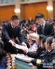 3月17日，十三届全国人大一次会议在北京人民大会堂举行第五次全体会议。这是工作人员在发放选票。 新华社记者 刘卫兵 摄