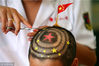 2009年9月17日，距离建国六十周年还有十几天时间，郑州市红专路某个理发店理发师正在为一个男孩剪“天安门”发型来纪念中华人民共和国成立六十周年。