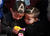 2011年2月14日，西安大唐西市，哥哥翟渊博（左）和弟弟翟海博一起玩耍，吸引大家目光的是他兄弟俩头上都理了个大大的英文字母“A”。