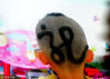 2015年03月22日，黑龙江省哈尔滨市，孩子的头上剃成“龙”字。