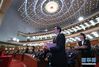 3月18日，十三届全国人大一次会议在北京人民大会堂举行第六次全体会议。这是工作人员准备发票。新华社记者 刘卫兵 摄