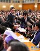3月18日，十三届全国人大一次会议在北京人民大会堂举行第六次全体会议。这是工作人员在发票。新华社记者 姚大伟 摄
