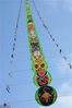 2018年3月18日，吉林，风筝爱好者在人民广场上放飞40米长的巨龙风筝庆祝“二月二 龙抬头”。当日是农历二月初二，吉林市风筝协会在人民广场举办了广场风筝表演赛，风筝爱好者共同放飞了40米长巨龙风筝等多架风筝.为“二月二，龙抬头”讨彩头。王明铭/视觉中国