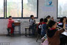 2018年3月21日，四川眉山，小雨坐在最后一排专心听讲。仁寿县大化镇小学校松林校区，“板凳男孩”小雨在多次治疗后，重新进入小学开始就读二年级。