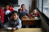 2018年3月21日，四川眉山，小雨的同学们每天都会帮他和他妈妈打饭。仁寿县大化镇小学校松林校区，“板凳男孩”小雨在多次治疗后，重新进入小学开始就读二年级。