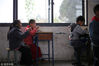 2018年3月21日，四川眉山，小雨的同学们每天都会帮他和他妈妈打饭。仁寿县大化镇小学校松林校区，“板凳男孩”小雨在多次治疗后，重新进入小学开始就读二年级。