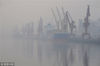 2018年3月24日，在江苏连云港海边，港口码头在雾中若隐若现。