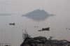 2018年3月24日，在江苏连云港海边，海面上海岛、渔船在雾中若隐若现。