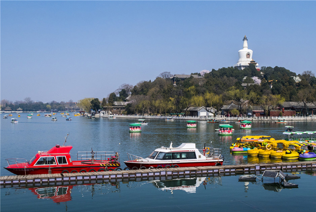 北京北海公园400余条游船开航迎客 新式手划船能“荡起双桨”