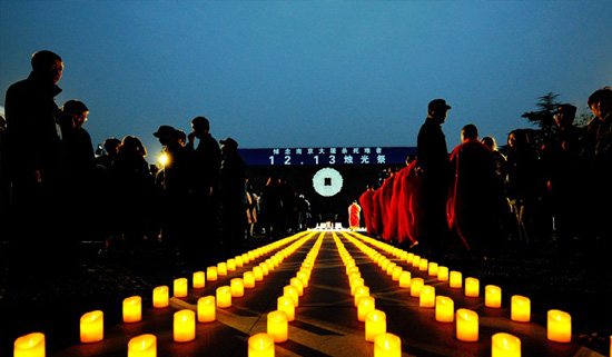 南京举行悼念南京大屠杀死难者烛光祭