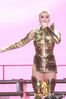 2018年3月30日，香港，“水果姐”凯蒂·佩里（Katy Perry）举行演唱会。当天她一身经典的“金装”造型亮相，科技感十足，烈焰红唇配墨镜，霸气姿态燃炸全场！盧振輝/视觉中国
