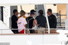当地时间2018年3月30日，美国洛杉矶，贾斯汀比伯（Justin Bieber ）在游艇度假。他穿粉色宽大T恤骚气满满，紧抱黑发女子举止暧昧似有新恋情。
