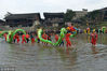 2018年2月28日，贵州省铜仁市松桃苗族自治县一年一度的“寨英滚龙文化艺术节”非物质文化遗产展演在英寨古镇举行。村民们在河水里舞滚龙。