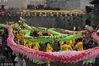 2018年2月28日，贵州省铜仁市松桃苗族自治县一年一度的“寨英滚龙文化艺术节”非物质文化遗产展演在英寨古镇举行。村民们在河岸边舞滚龙。