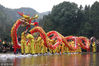2018年2月28日，贵州省铜仁市松桃苗族自治县一年一度的“寨英滚龙文化艺术节”非物质文化遗产展演在英寨古镇举行。村民们在河水里舞滚龙。