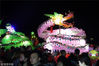 2018年2月28日，贵州省铜仁市松桃苗族自治县一年一度的“寨英滚龙文化艺术节”非物质文化遗产展演在英寨古镇举行。夜晚舞滚龙。