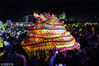 2018年2月28日，贵州省铜仁市松桃苗族自治县一年一度的“寨英滚龙文化艺术节”非物质文化遗产展演在英寨古镇举行。夜晚舞滚龙。
