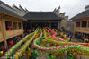 2018年2月28日，贵州省铜仁市松桃苗族自治县一年一度的“寨英滚龙文化艺术节”非物质文化遗产展演在英寨古镇举行。活动开始前的祭龙仪式。