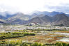 2014年10月8日，西藏拉萨市郊，站在娘热乡的山顶上，透过拉鲁湿地，远眺布达拉宫。