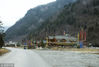 景区里的藏族民俗社区已经恢复往日的景象，等待开业。
