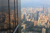 如果要评选深圳的标志性建筑，相信坐落于福田区中心地段的平安金融中心当之无愧。这座118层，高达600米的华南第一、世界第四高楼，自建成以来就吸引着众多的关注，“登上深圳最高的楼顶，俯瞰深圳全景”更成为了很多人的“小目标”。而就在日前，记者获悉位于平安金融中心116层、傲居541米海拔高空的“FREE SKY 云际观光层”已开始投入试运营，并将于3月8日正式对外开放。
图为2018年3月5日，541米高的观光层，放眼望去，深圳的城市景色一览无余。杨少昆/视觉中国