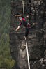 2012年10月22日消息（具体拍摄时间不明），美国，作为世界上最优秀的空中行走者之一，23岁的Dickey走遍全球表演她的玩命特技——在固定在山之间的绳索上行走。这位资深的高空行走运动员已经打破了多项女性世界纪录——包括在距地面250米高的空中绳索上行走。