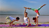 2016年8月27日，山西省运城市，瑜伽爱好者在盐湖岸畔练习瑜伽。
