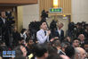 十三届全国人大一次会议新闻中心3月8日上午10时在梅地亚中心多功能厅举行记者会，邀请外交部部长王毅就“中国外交政策和对外关系”回答中外记者提问。图为中国新闻社记者提问。 新华网/中国政府网 陈杰 摄