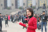 2018年3月5日，北京，女记者在人民大会堂外的广场上进行报道。当日上午9点，十三届全国人大一次会议开幕。