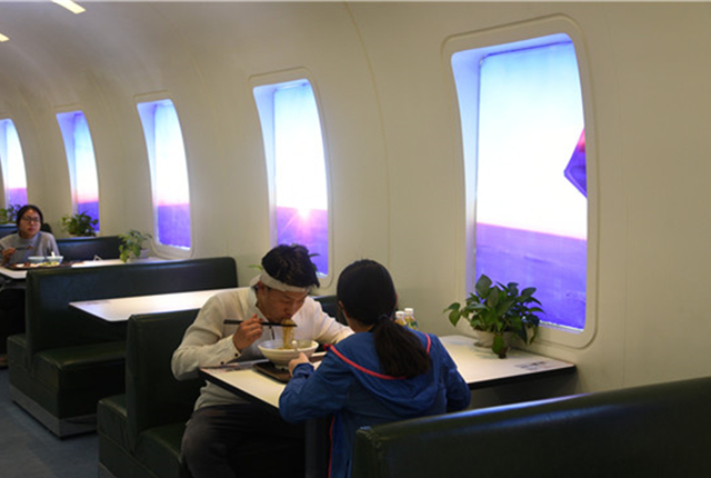 南京一高校打造航空主题食堂 学生在“VIP头等舱”用餐