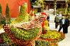 2005年10月27日，杭州西湖花果展即将于明日开幕。由1200斤水果制作而成的四只鸡已经完成。李中/视觉中国