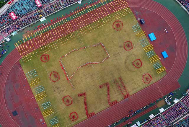 郑州：高校上演大型团体操 千人变换队形俯瞰壮观