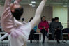 2018年3月18日，雄安新区。母亲冯雪京每周都要来舞蹈教室看女儿珠珠上课，每天晚上也会督促女儿练基本功。