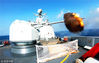 2018年4月，在亚丁湾某海域，中国海军第二十八批护航编队陆续组织了直升机着舰、主炮对海和副炮对空应用射击训练，编队遂行任务能力得到有效提升。图为盐城舰主炮对海射击瞬间。