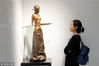 2018年4月15日，苏州，观众在全国大学生公共视觉优秀作品精选展上观赏雕塑作品“低语”。