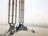 2018年4月15日，安徽芜湖，在无为县高沟镇群英村，安徽送变电工程有限公司施工人员在210米高空安装特高压跨越塔导线附件。