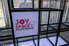 2018年4月17日，实拍在南京西路的上海首家京东无人快闪店——“JOY SPACE”，这是京东联合巴黎欧莱雅开设的品牌定制场。无人快闪店所采用的“无人超市”技术是一个亮点。