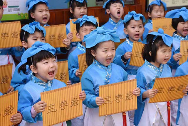 河北邯郸：小朋友诵读《三字经》 迎接世界读书日