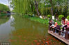 2018年4月17日，北京，位于积水潭桥西北角的“潭西胜境”景区一派醉人春色引得不少游人驻足赏景拍照。